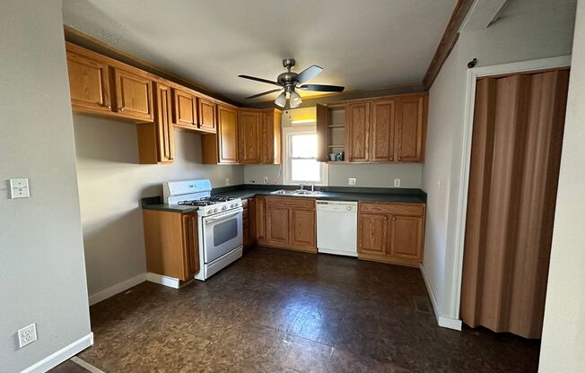 Single Family Home 3 beds 1 bath Available Now!