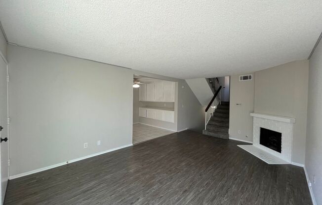 Newbury Park townhome w/3+2, en-suite, garage, patio + pool!