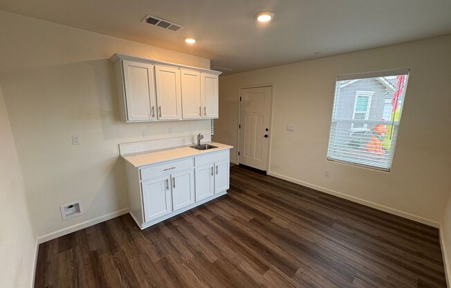 Beautiful 5 Bedroom Home in Tulare Available Now!