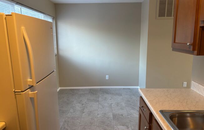 2 beds, 1 bath, 700 sqft, $800, Unit 2206 B