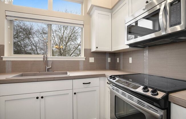 Cedar Hills 2 Bed 2 Bath Condo - Top fl w/Elevator! A/C, Washer & Dryer, Reserved Parking, Pool and More!