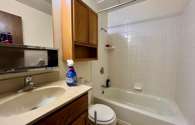 1 bed, 1 bath, $950, Unit 14