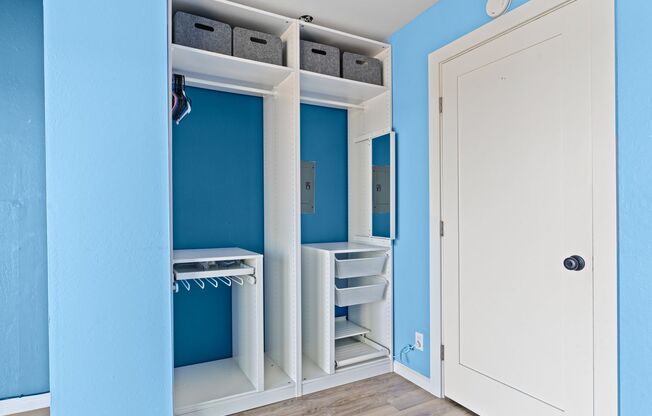 Shoreline Serenity: Modern Condo Steps from Alameda Beach