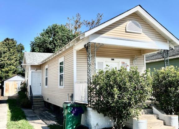 613 CHALMETTE ST