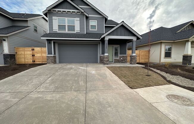 Newer SE Bend House w/A/C, 3 Bdrms, 2.5 Baths, 2160 Sq Ft, EVO OUTLET, Access to Pool, Dbl Garage