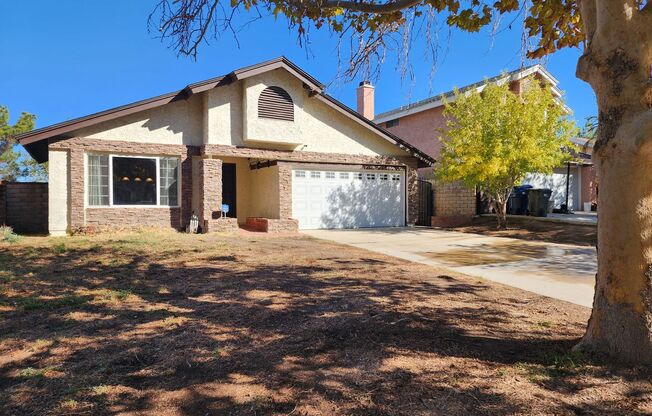 Beautiful and LARGE 4 bedroom / 2 bathroom house in PALMDALE, CA