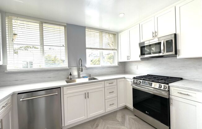 EPIC REA: Bright 1bd/1ba Condo with Washer/Dryer in unit and Parking!