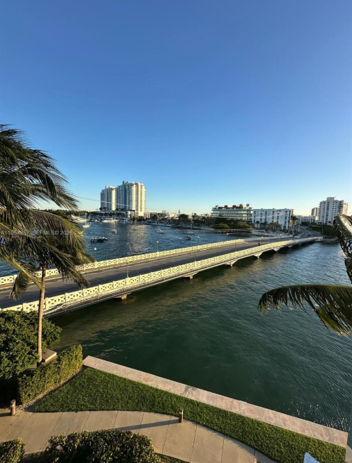 10 VENETIAN WAY