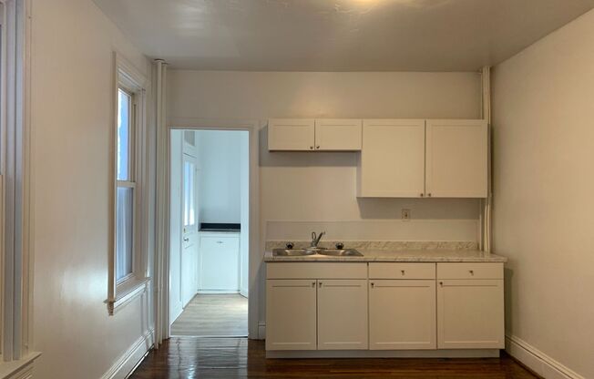 1 bed, 1 bath, $895, Unit Apt 1