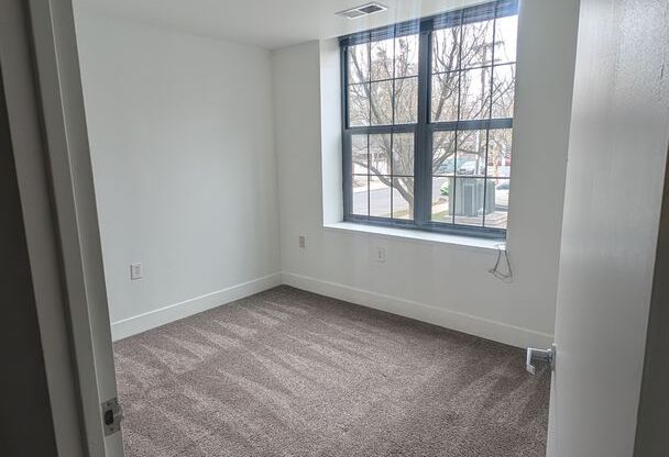 1 bed, 1 bath, 690 sqft, $1,400, Unit 121