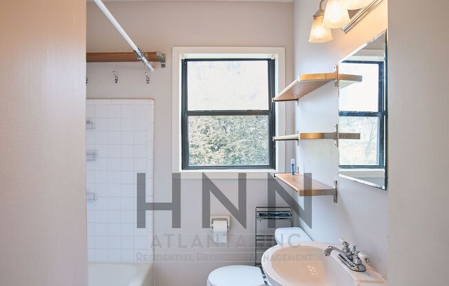 Bright Top-Floor 2/1 Condo in Prime Midtown