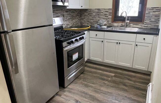 Kingfield Newly Renovated, 2nd Floor Corner, Pets Welcome, USI Connected, One Month Free