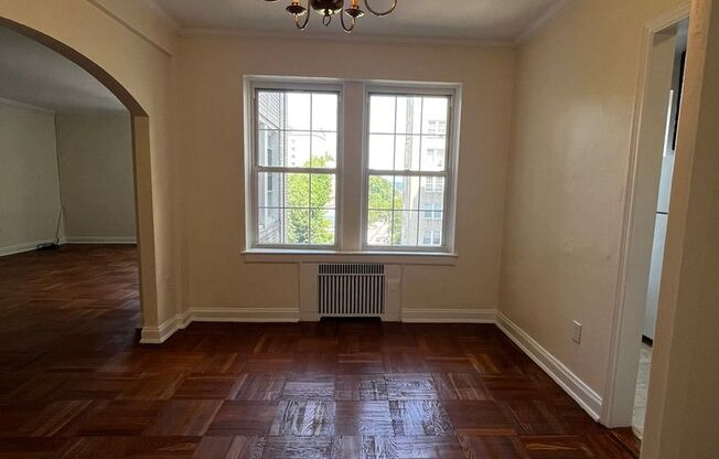 2 beds, 1 bath, 975 sqft, $2,055, Unit Royal York 802