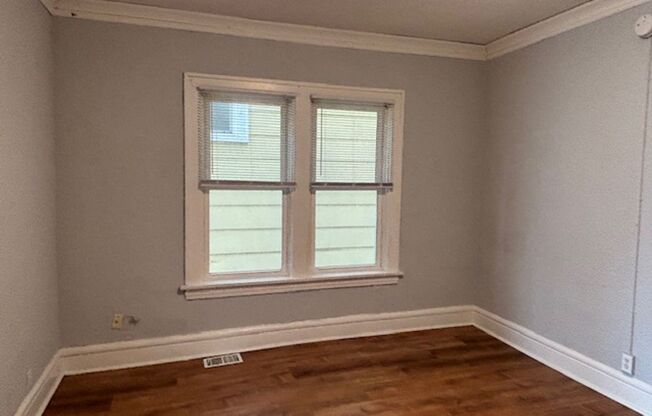 580-582 Thomas Ave W