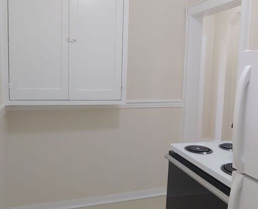Studio, 1 bath, 430 sqft, $1,045, Unit 405