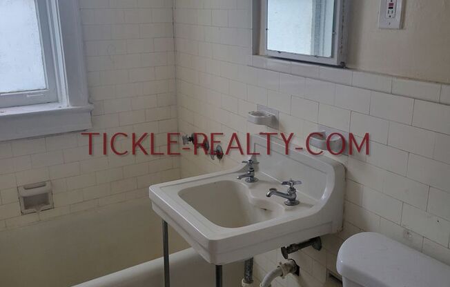 Studio, 1 bath, $795, Unit 9