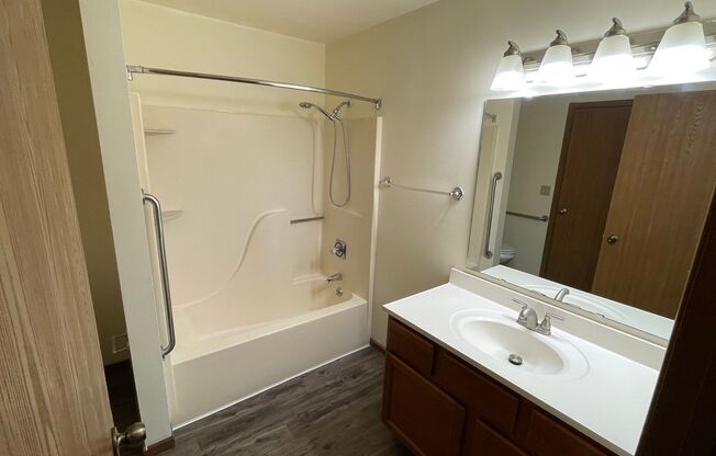 3 beds, 1 bath, 1,040 sqft, $1,800, Unit 3156-105