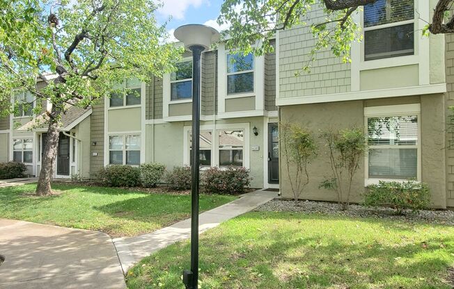 Spacious Townhome, A/C, 2c Garage, Renovated Kitchen, Beautiful Master Bathroom!