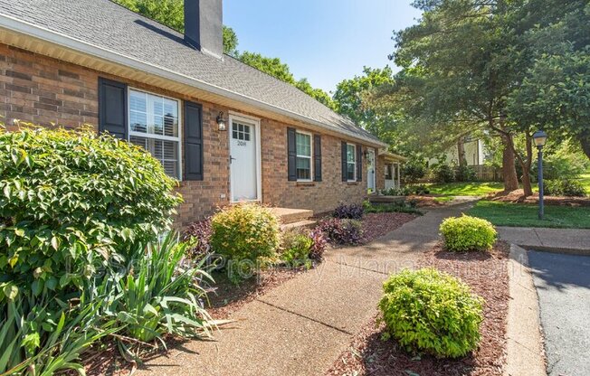 208 COTTAGE PL