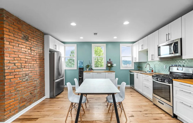 *Updated & Spacious 3BD/1.5BA Available in the South Side Slopes*