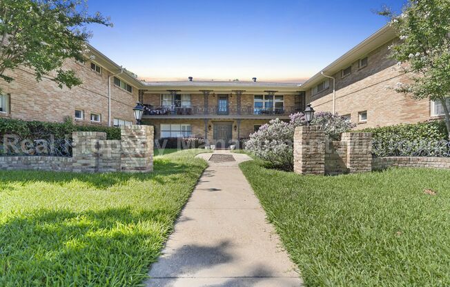 Live Elevated in the Heart of Viridian – Stunning Island Townhome!