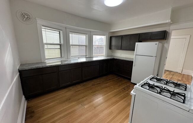 2 beds, 1 bath, $1,095, Unit Apt 1