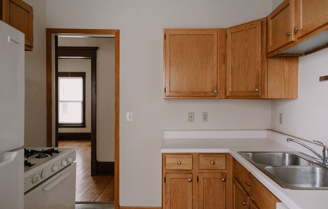 3 beds, 1 bath, 1,086 sqft, $1,595, Unit 307-15