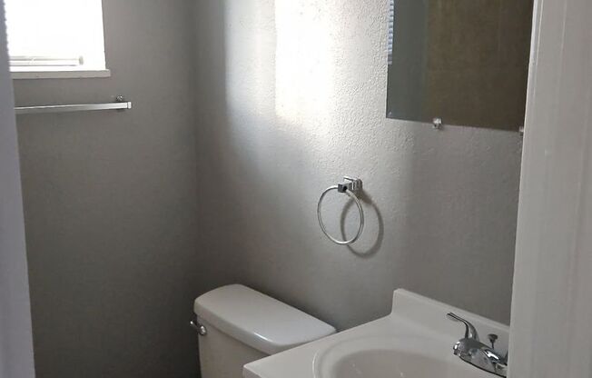 2 beds, 1 bath, 750 sqft, $1,020, Unit B07 1060 01