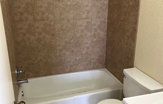 2 beds, 2 baths, 957 sqft, $1,015, Unit 87