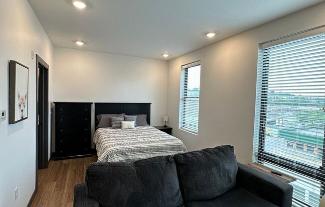 Studio, 1 bath, 400 sqft, $1,565, Unit 126 - Furnished