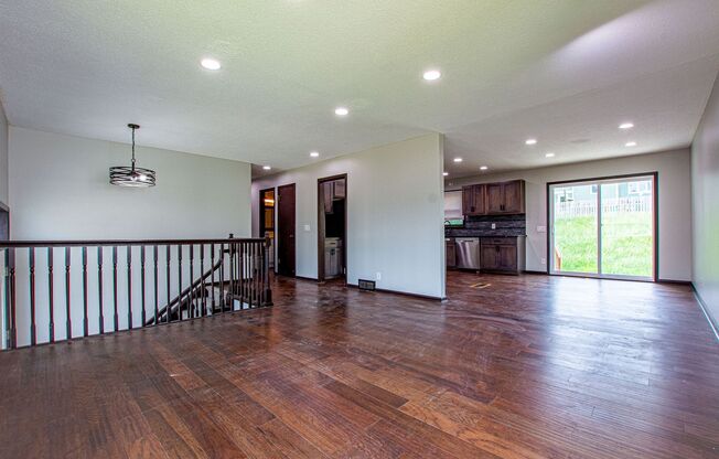 Move in Special! $400 off First Months Rent! 3 Bedroom / 2.5 Bath off 120th and Blondo