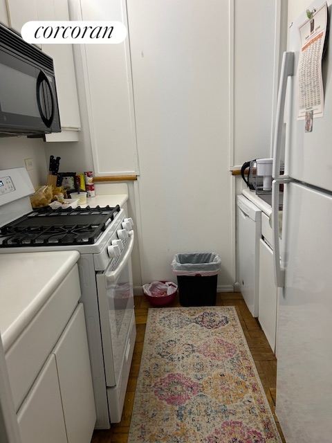 2 beds, 2 baths, 951 sqft, $5,800, Unit 8N