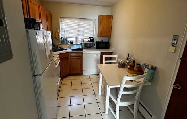 2 beds, 1 bath, $3,050, Unit 11