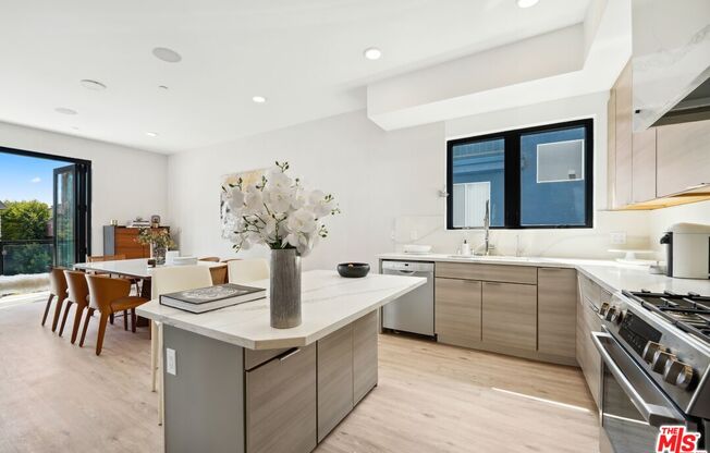 137 N DOHENY DR