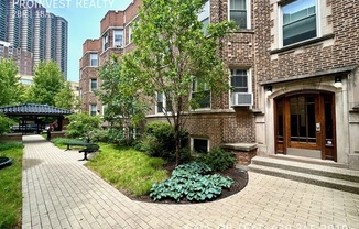 543 W ADDISON ST