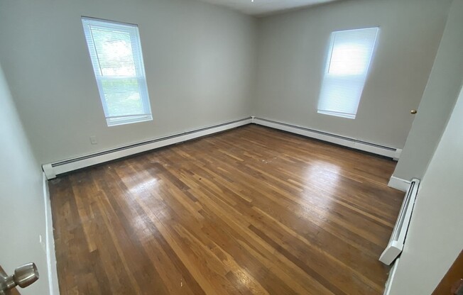 3 beds, 1 bath, $2,600, Unit 2