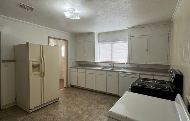 2 beds, 1 bath, $1,295