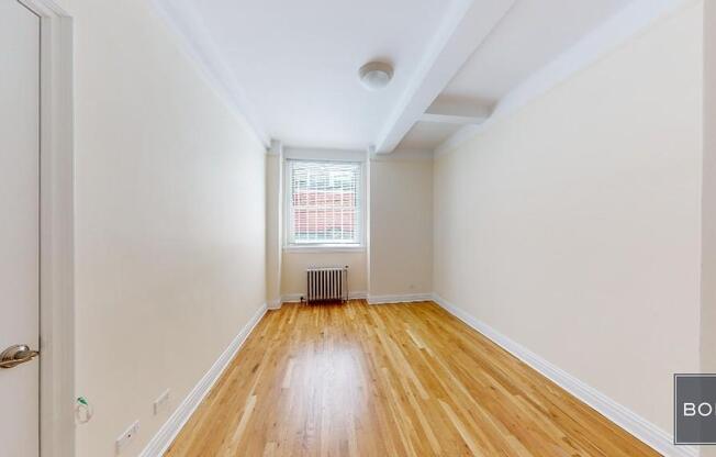 25 E 10th St