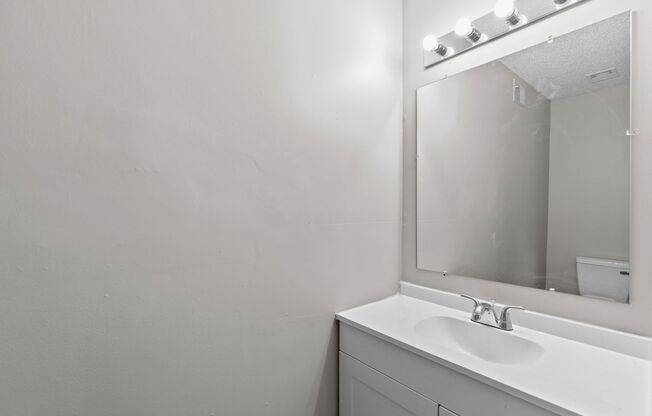 2 beds, 1 bath, 960 sqft, $949