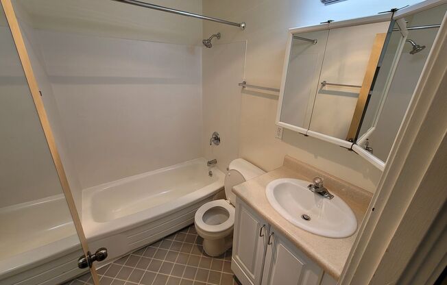 2 beds, 1 bath, 820 sqft, $2,995, Unit R-404