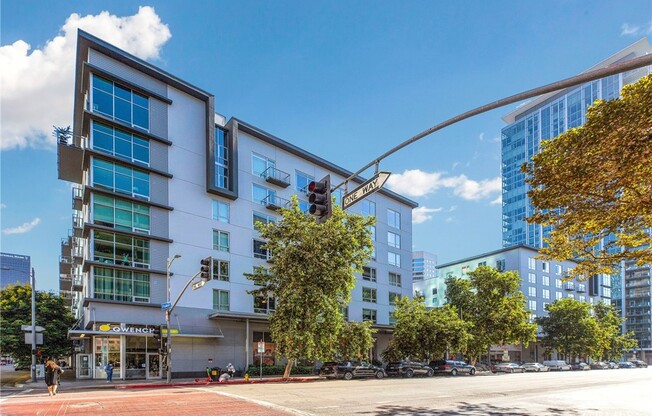 645 W 9th St