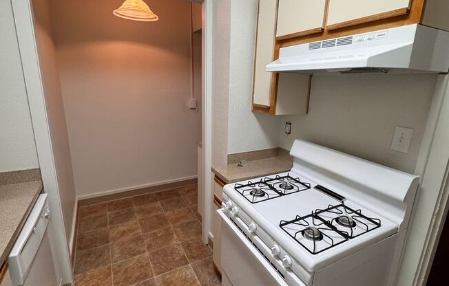 2 beds, 1 bath, 750 sqft, $1,100, Unit 9