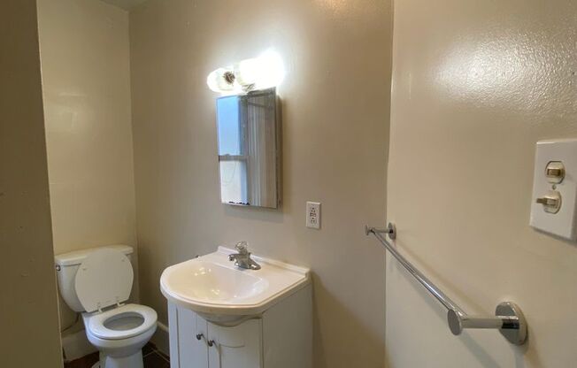 2 beds, 1 bath, $1,155, Unit Apt 3