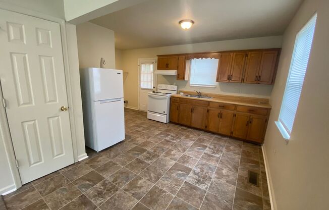 2 beds, 1 bath, $695, Unit A