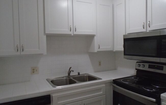 2 beds, 1 bath, $1,395, Unit Unit B