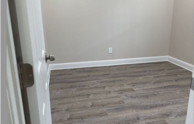 2 beds, 1 bath, 680 sqft, $2,300, Unit 27-25