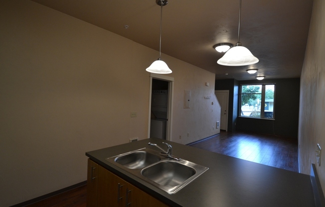 2 beds, 1.5 baths, 879 sqft, $1,900, Unit 09
