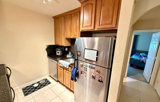 CENTRALLY LOCATED RENOVATED 1 BED 1 BATH CONDO WITH PARKING