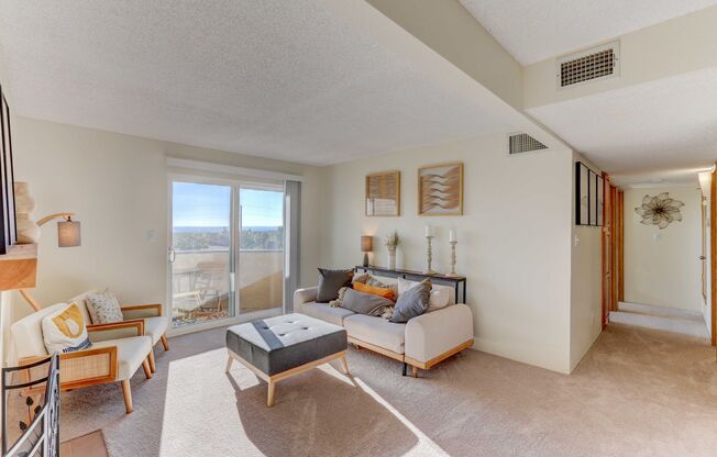 2 beds, 2 baths, 870 sqft, $1,735, Unit 10-112