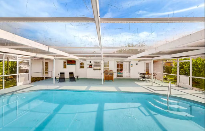 Great Property with Pool in Desirable Flamingo Estates!